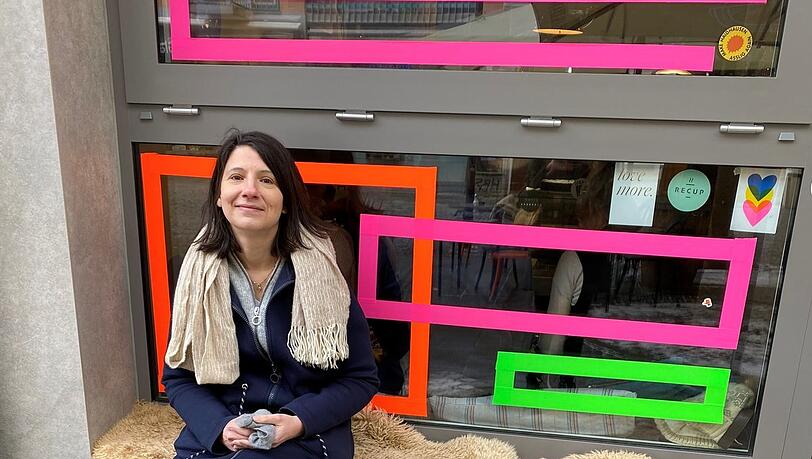 Anne Hübner vor einem ihrer liebsten Cafés am Weißenburger Platz: der Ideal Espresso Bar Anne Hübner vor einem ihrer liebsten Cafés am Weißenburger Platz: der Ideal Espresso Bar