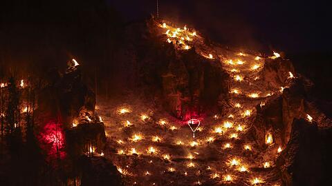 Rund 1.000 Bergfeuer werden in Pottenstein entz&uuml;ndet.