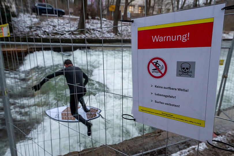 Das war's schon wieder mit der Eisbachwelle. Die Stadt hat die Einbauten wieder entfernen lassen. Das Surfen ist weiterhin verboten.