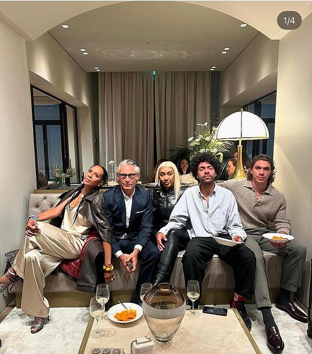 Barbara Becker (l.) zeigt den neuen Mann an ihrer Seite, Marcello Montini, inzwischen auf einigen Schnappschüssen auf Instagram. Ebenfalls auf dem Foto zu sehen: Beckers Söhne Elias (r.) und Noah. Barbara Becker (l.) zeigt den neuen Mann an ihrer Seite, Marcello Montini, inzwischen auf einigen Schnappschüssen auf Instagram. Ebenfalls auf dem Foto zu sehen: Beckers Söhne Elias (r.) und Noah.