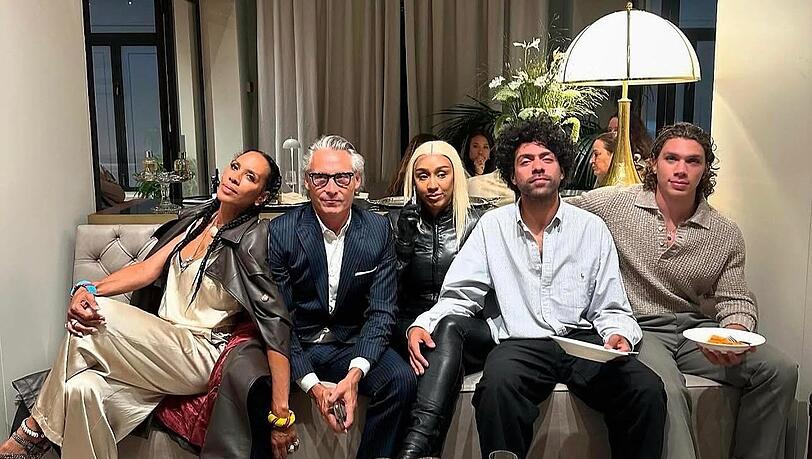 Barbara Becker (l.) zeigt den neuen Mann an ihrer Seite, Marcello Montini, inzwischen auf einigen Schnappschüssen auf Instagram. Ebenfalls auf dem Foto zu sehen: Beckers Söhne Elias (r.) und Noah. Barbara Becker (l.) zeigt den neuen Mann an ihrer Seite, Marcello Montini, inzwischen auf einigen Schnappschüssen auf Instagram. Ebenfalls auf dem Foto zu sehen: Beckers Söhne Elias (r.) und Noah.