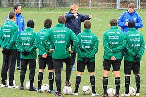 Neustart in Fürth: Mike Büskens bei seiner ersten Ansprache an die Mannschaft.