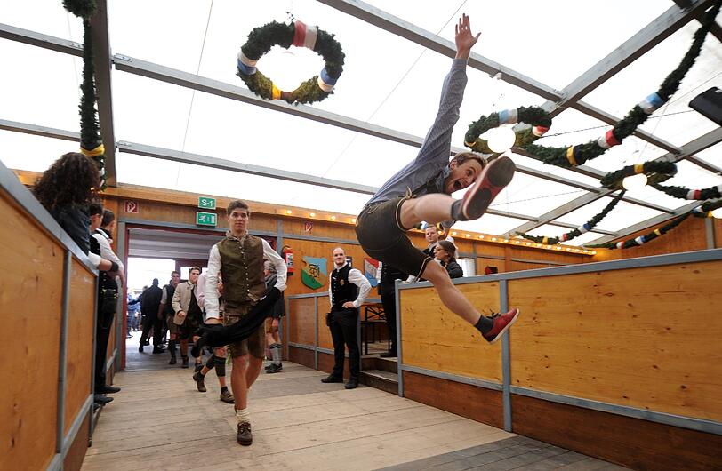 Wer auf der Wiesn einen guten Platz bekommen will, muss früh aufstehen und flink sein.