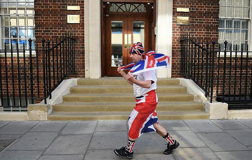 Immer mehr verrückte Briten schlagen ihr Lager vor dem St. Mary's Hospital in London auf und warten sehnsüchtig auf die Geburt des zweiten Royal Babys. Die Bilder.