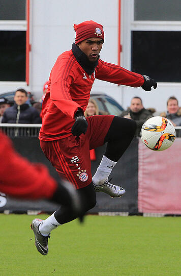 Douglas Costa zeigt seine technischen Fertigkeiten.