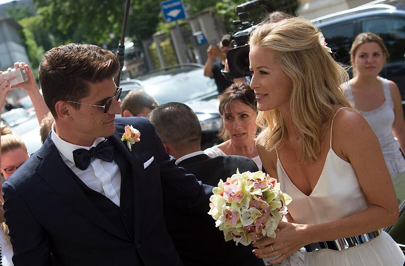 Mario Gomez und Carina Wanzung haben Freitag im Standesamt in der Mandlstraße geheiratet