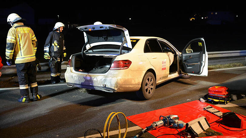 Auf der B388 im Landkreis Landshut kommt es zu einem schweren Unfall nach einem Reifenplatzer. Drei Personen werden verletzt.