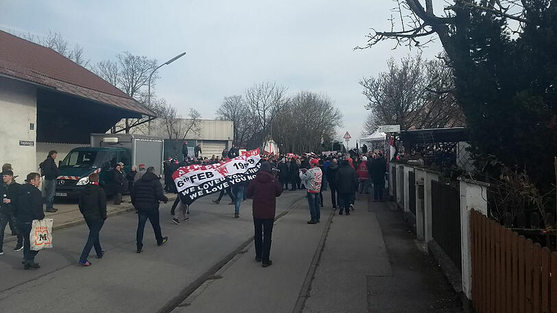 Hunderte Fans von Manchester United pilgerten gemeinsam zur Gedenkstätte am Manchesterplatz.