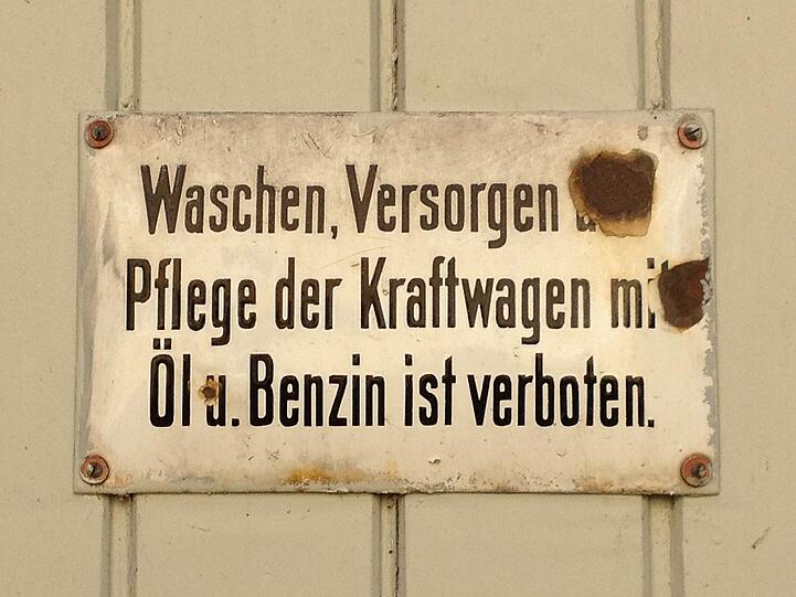 In diesen Innenhof in der Maxvorstadt darf man fast gar nichts - zumindest wenn es nach den Schildern geht.