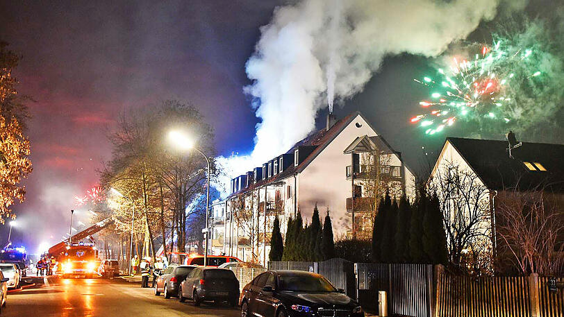 Ein Feuer auf einem Balkon setzte in Perlach einen ganzen Dachstuhl in Brand. Die Bilder von den Löscharbeiten.