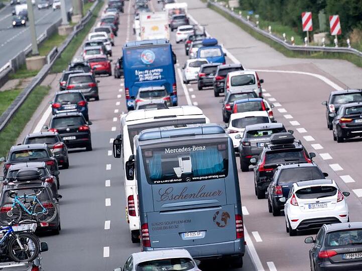 Verkehr auf der Autobahn 8 in Fahrtrichtung München.