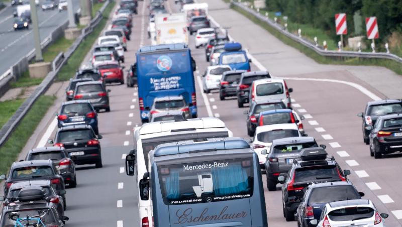 Verkehr auf der Autobahn 8 in Fahrtrichtung München. Verkehr auf der Autobahn 8 in Fahrtrichtung München.