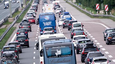Verkehr auf der Autobahn 8 in Fahrtrichtung München.