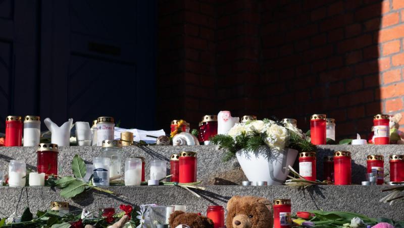 Stofftiere, Blumen und Kerzen liegen Anfang Februar vor dem Eingang der Grundschule in Berlin. Stofftiere, Blumen und Kerzen liegen Anfang Februar vor dem Eingang der Grundschule in Berlin.
