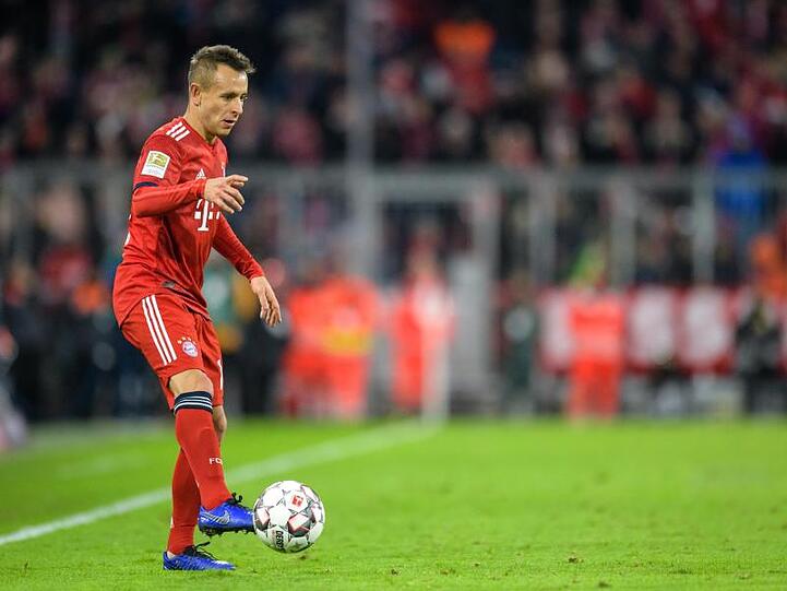 Rafinha spielt den Ball. Foto: Matthias Balk