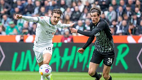 Gladbachs Florian Neuhaus (l) und Freiburgs Merlin Röhl kämpfen um den Ball.