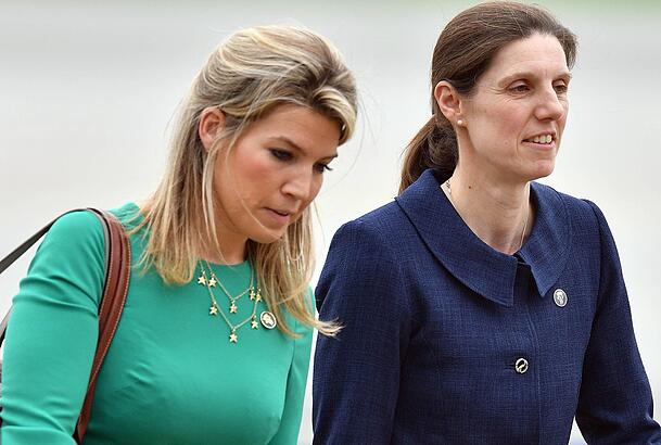 Assistentin Natasha Archer (l.) und die Royal-Nanny Maria Teresa Borrallo. Schon bald wird Archer den Palast verlassen.