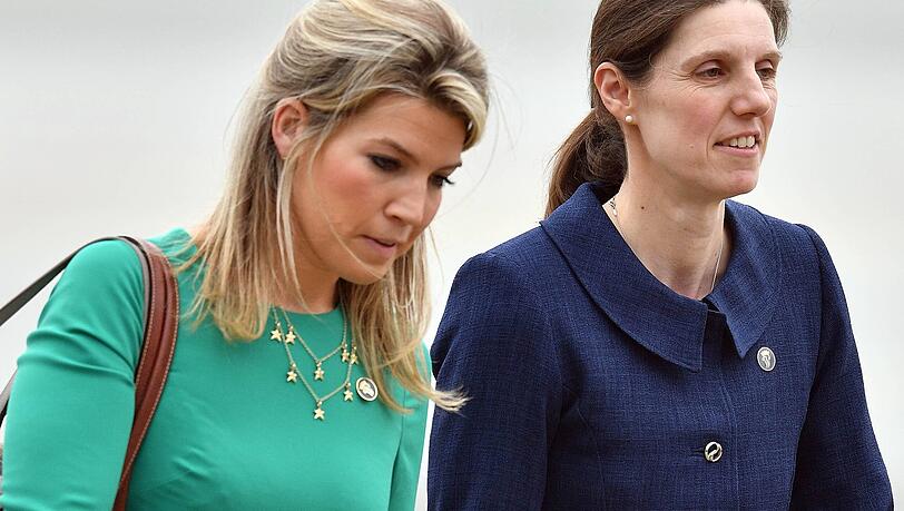 Assistentin Natasha Archer (l.) und die Royal-Nanny Maria Teresa Borrallo. Schon bald wird Archer den Palast verlassen. Assistentin Natasha Archer (l.) und die Royal-Nanny Maria Teresa Borrallo. Schon bald wird Archer den Palast verlassen.
