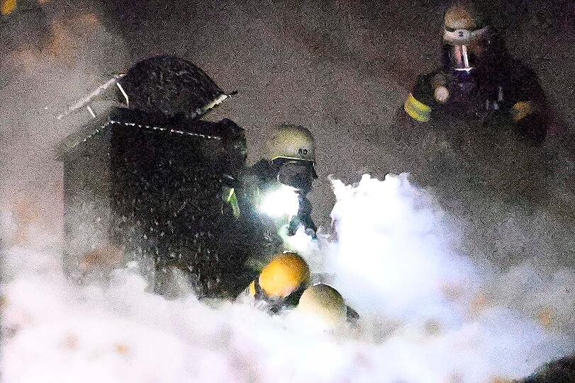 Gro&szlig;einsatz der M&uuml;nchner Feuerwehr: In der Diefenbachstra&szlig;e in Solln hat der Dachstuhl eines dreigeschossigen Wohnhauses gebrannt.