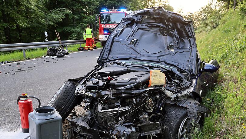 Eine Motorradfahrerin wurde bei dem Unfall lebensgefährlich verletzt. Eine Motorradfahrerin wurde bei dem Unfall lebensgefährlich verletzt.