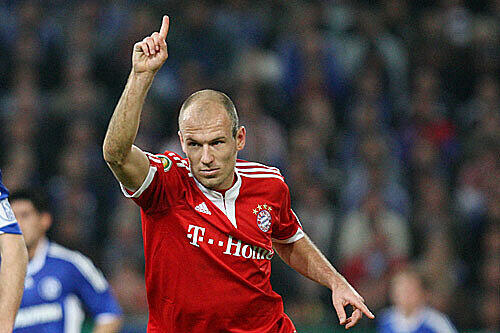 Arjen Robben jubelt nach seinem Treffer auf Schalke
