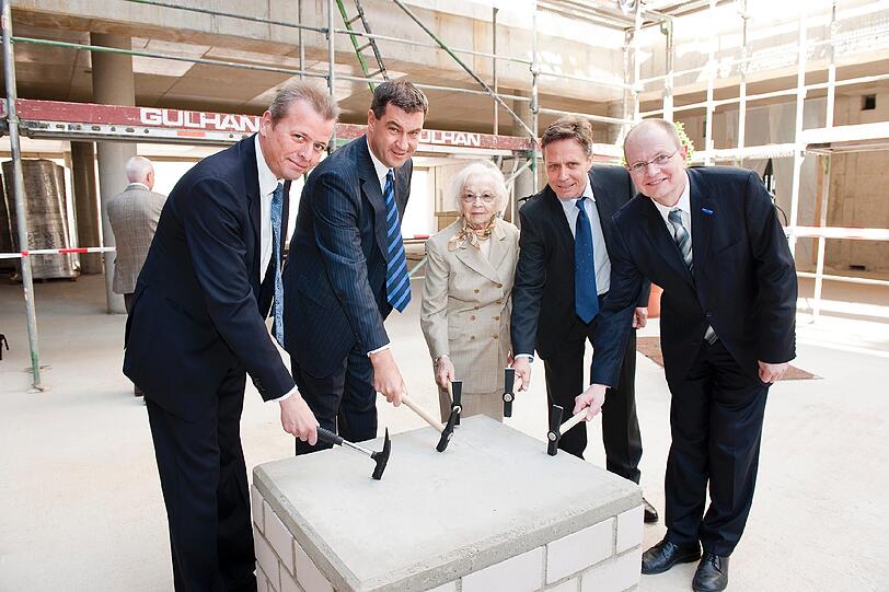Sie legen den Grundstein für das Dr. Theo-Schöller-Haus: OB Ulrich Maly, Gesundheitsminister Markus Söder, Mäzenin Friedl Schöller, Architekt Roland Schmidt und Klinik-Vorstand Alfred Estelmann (von links).