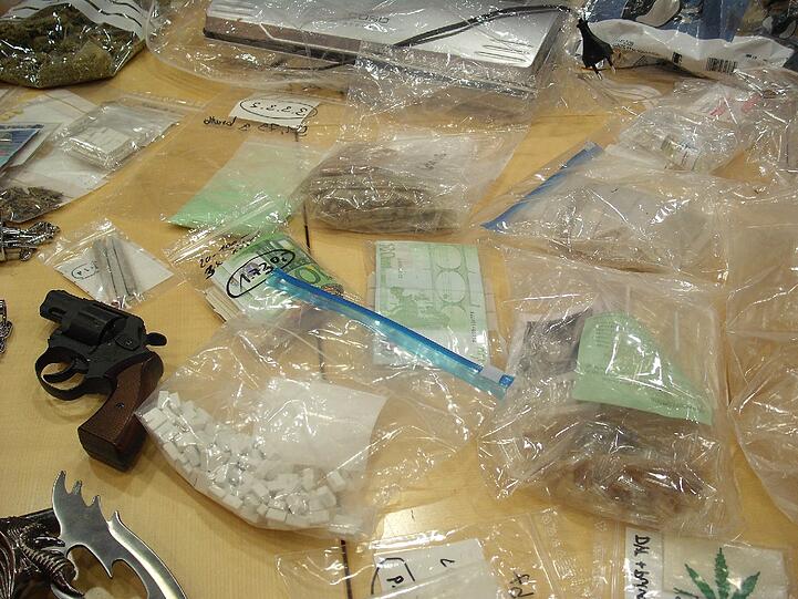 Schlagringe, Pistolen, Schlagstöcke: Dieses Waffen-Arsenal hat die Polizei in einer Münchner Drogen-Wohnung gefunden.