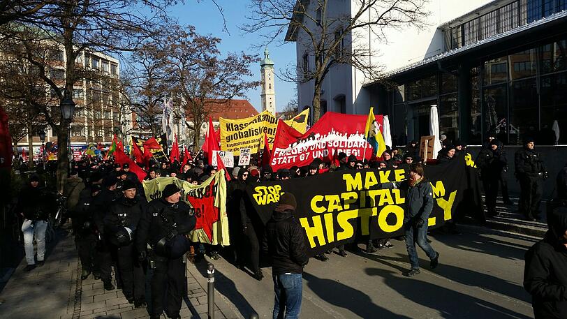 Unter dem Motto «Kein Frieden mit der NATO» demonstrierten am Samstag knapp 2000 Menschen gegen die Siko.
