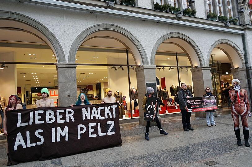 "Lieber nackt als im Pelz": Bilder von der Protestaktion