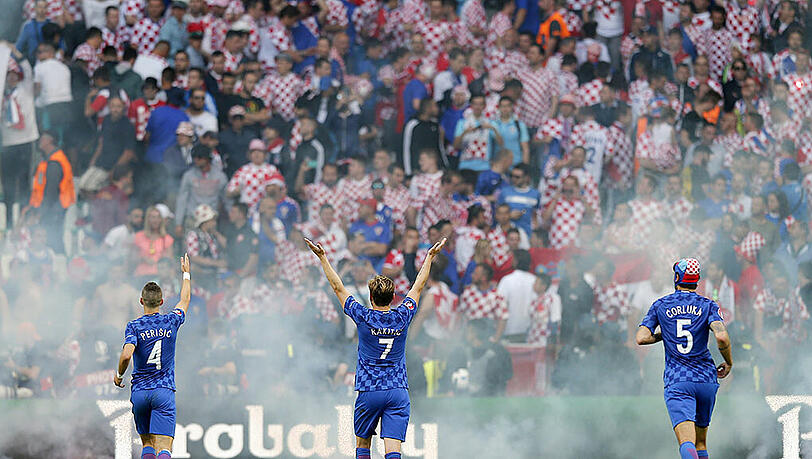 Kroatische "Fans" sind beim Spiel gegen Tschechien völlig ausgerastet. Die Bilder.
