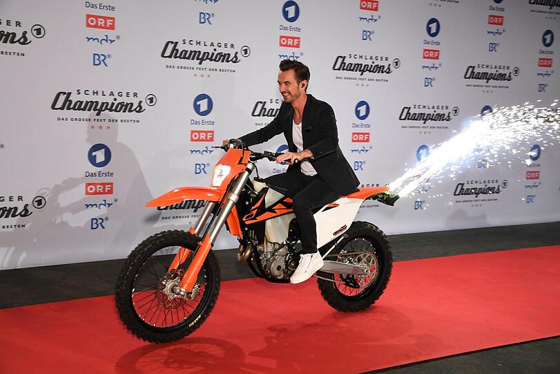 Mit einem Funken-sprühenden Motorrad kommt Florian Silbereisen zur Show. Vielleicht flüchtet er ja vor Helene Fischer?