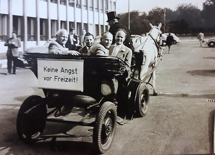 Zünftig: Betriebsausflug mit Kutsche bei Siemens 1957 in der Hofmannstraße.