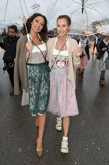 Auch Lilly Becker und Alessandra Meyer-Woelden wollen sich den Wiesn-Bummel nicht entgehen lassen - Wetter hin oder her.