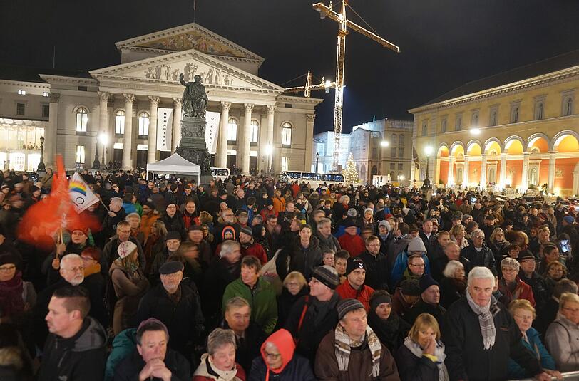 Tausende Münchner versammelten sich vor der Staatsoper zur Kundgebung gegen die Pegida-Bewegung.