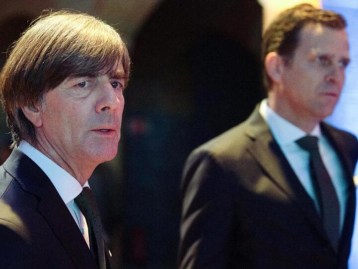 Bundestrainer Joachim Löw (l) und Oliver Bierhoff bei der Auslosung zur Nations League.