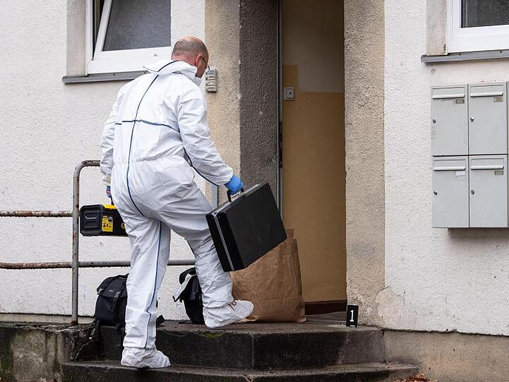 Ein Polizist der Spurensicherung betritt das Haus, in dem es zum dem tödlichen Vorfall kam.