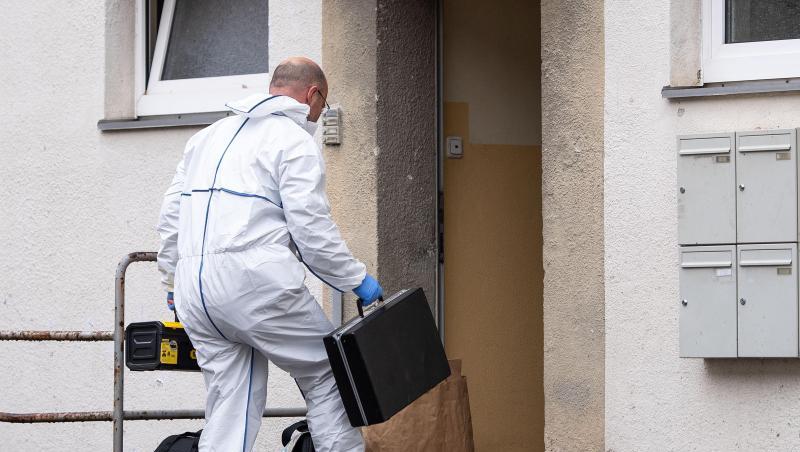 Ein Polizist der Spurensicherung betritt das Haus, in dem es zum dem tödlichen Vorfall kam. Ein Polizist der Spurensicherung betritt das Haus, in dem es zum dem tödlichen Vorfall kam.