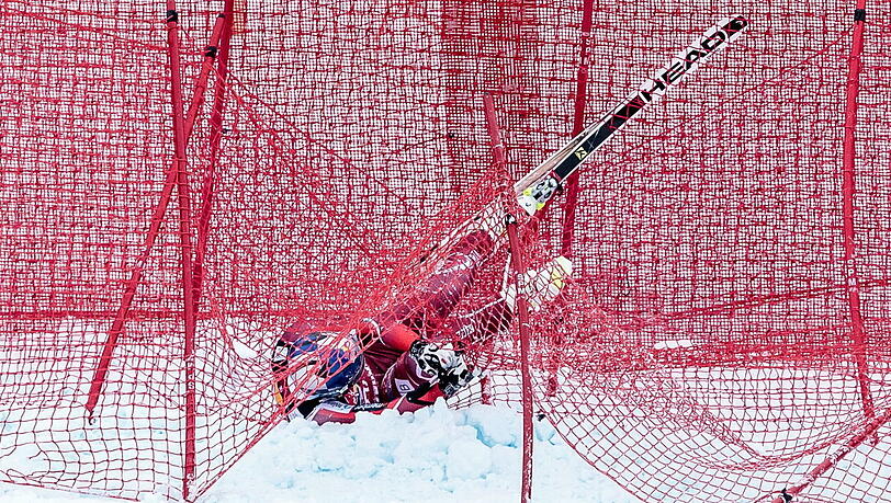 Der Sturz, der beinahe die Karriere kostete: Auf der Streif 2016 verliert Svindal die Kontrolle, nur der Fangzaun verhindert noch Schlimmeres. Der Sturz, der beinahe die Karriere kostete: Auf der Streif 2016 verliert Svindal die Kontrolle, nur der Fangzaun verhindert noch Schlimmeres.