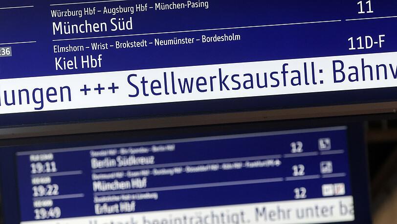 Fahrgäste der Bahn müssen sich zwischen Berlin und Hamburg auf Verspätungen und Zugausfälle einstellen. Fahrgäste der Bahn müssen sich zwischen Berlin und Hamburg auf Verspätungen und Zugausfälle einstellen.