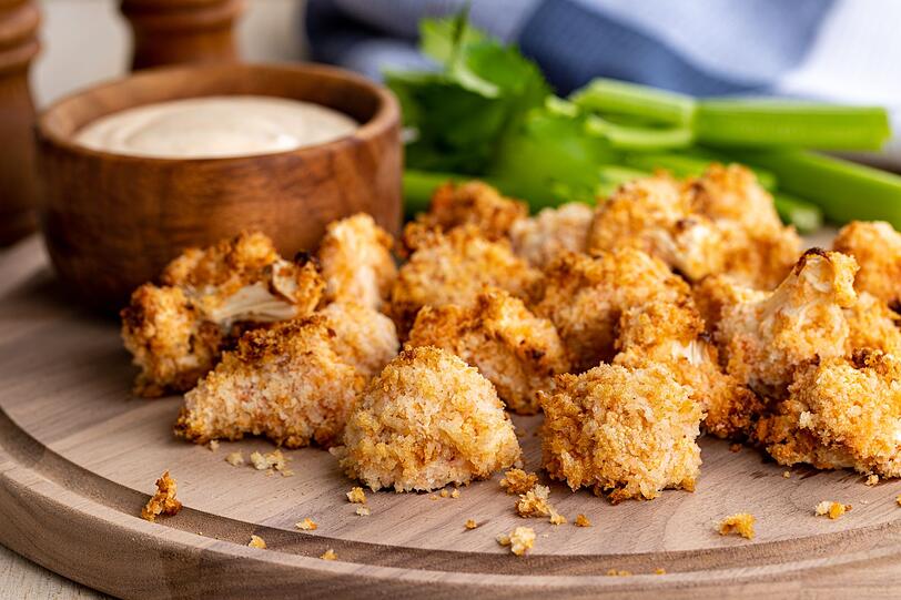 Blumenkohl schmeckt ged&uuml;nstet als Beilage zu Fisch oder Fleisch k&ouml;stlich, doch zur Abwechslung k&ouml;nnen die R&ouml;schen auch paniert werden. Daf&uuml;r teilt man den Kohl in kleine St&uuml;cke, mischt Eier mit Salz und Muskat, schwenkt den Kohl darin und anschlie&szlig;end in Paniermehl. Wahlweise kann der Blumenkohl noch mit Paprikapulver gew&uuml;rzt und dann in der Pfanne angebraten werden.