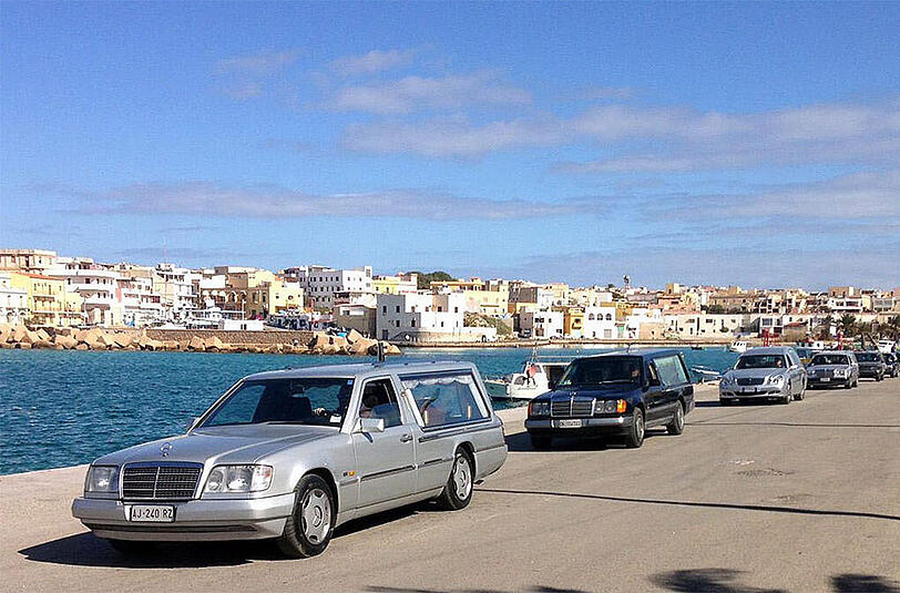 Leichenwagen am Hafen von Lampedusa.