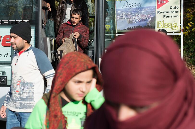Der Zustrom von Flüchtlingen an der österreichisch-deutschen Grenze reißt nicht ab.