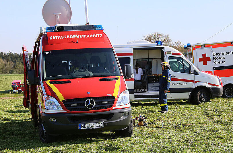 Großeinsatz der Feuerwehr am Donnerstagnachmittag: In Lafering brannte ein großes Stallgebäude komplett aus, der Sachschaden ist enorm. Die Bilder.