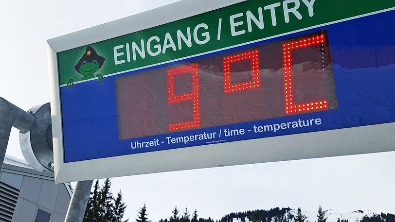 Am Tag des AZ-Skigebietstests hätte man nicht unbedingt eine Sitzheizung gebraucht. Das Thermometer an Ellmi's 6er zeigt 9 Grad Plus.