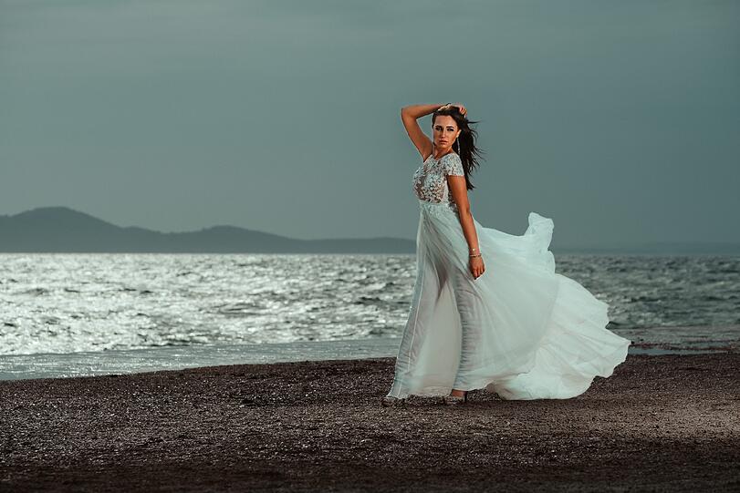 Vanessa in einem Kleid von "White Silhouette".