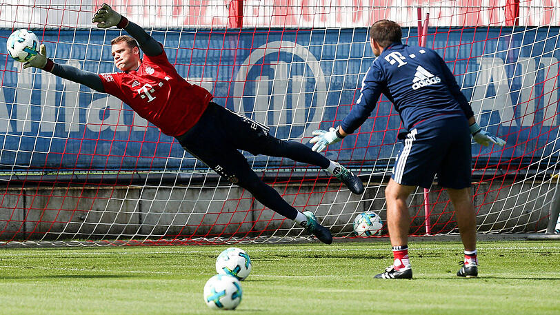 Die Nummer eins fliegt wieder: Manuel Neuer am Dienstag beim Training. Neben dem Welttorhüter nahmen auch Javi Martínez, Thiago und Arjen Robben wieder am Mannschaftstraining teil.