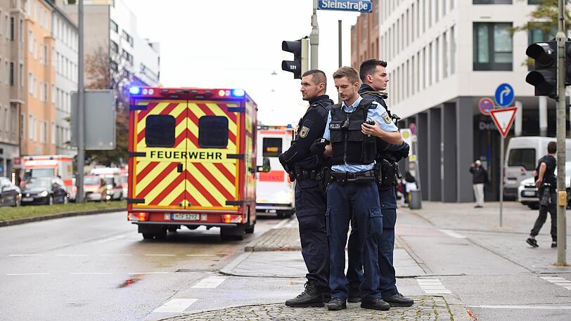 Mehrere Menschen sind in München von einem Unbekannten mit einem Messer angegriffen und verletzt worden.