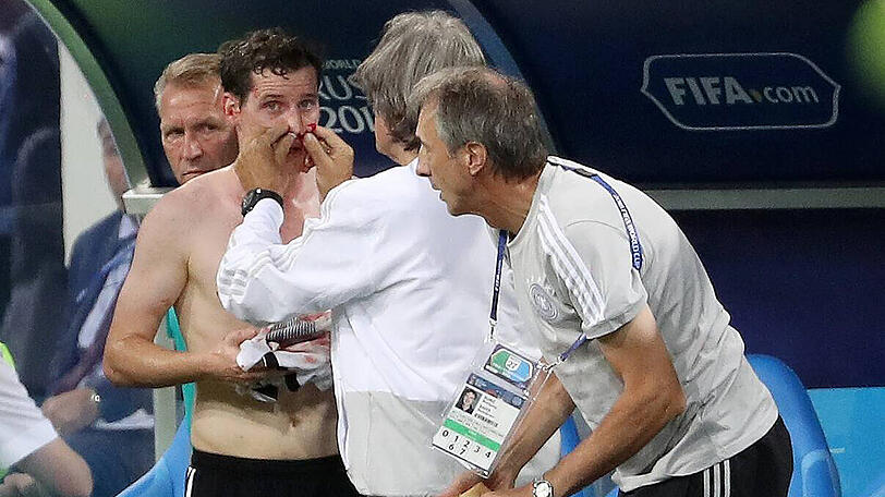Der Doc schaut genau hin: Hans-Wilhelm Müller-Wohlfahrt (Mi.) untersucht Sebastian Rudy in Sotschi.