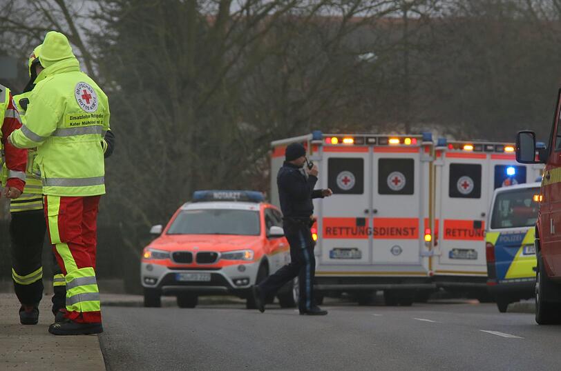 In Pürten bei Waldkraiburg wurde am Freitagmorgen ein Auto im Inn treibend gesichtet. Die Bilder vom Einsatz.