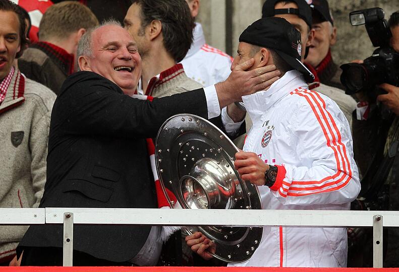 Freudenrausch bei Uli Hoeneß: Am 2. Juni 2013 feiert der FC Bayern das historische Triple auf dem Münchner Rathausbalkon. Hier flachst der Präsident mit Franck Ribéry, einem seiner Lieblinge. Der FC Bayern an der Spitze des europäischen Klubfußballs, Uli Hoeneß als Macher am Ziel seiner Träume.